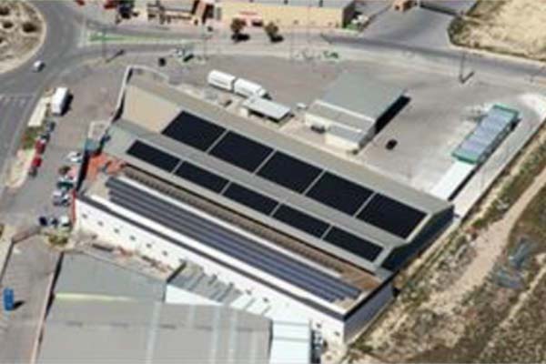 Instalacion Solar Frutas La Ciezana, placas fotovoltaicas en el techo de la nave industrial