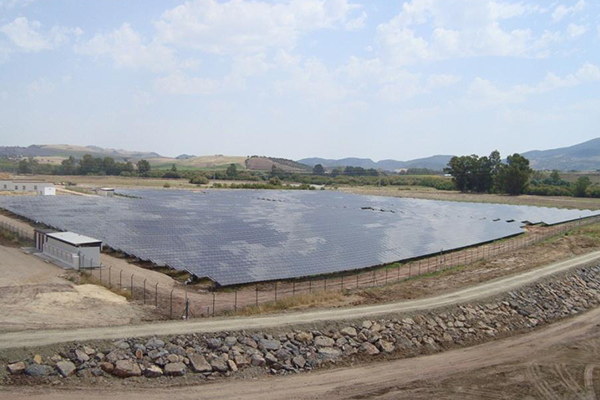Planta Fotovoltaica Villamartin, placas solares fotovoltaicas fijas sobre el suelo